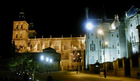 Vista nocturna de la Catedral y el Palacio Episcopal de Astorga Vista nocturna de la Catedral y el Palacio Episcopal de Astorga