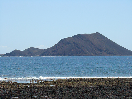 Islote de Lobos desde Corralejo Islote de Lobos desde Corralejo
