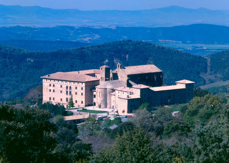 Monasterio de Leyre, ubicado a 50 km de Pamplona y 16 de Sang?esa, que le da nombre