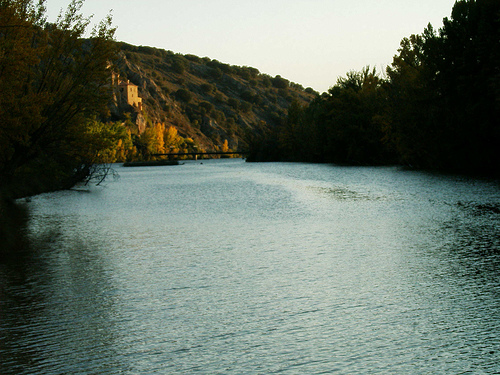 Ermita de San Saturio al fondo del rio Duero