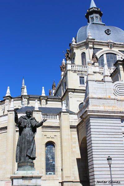Catedral de la Almudena en Madrid - Estatua de Juan Pablo II Catedral de la Almudena en Madrid