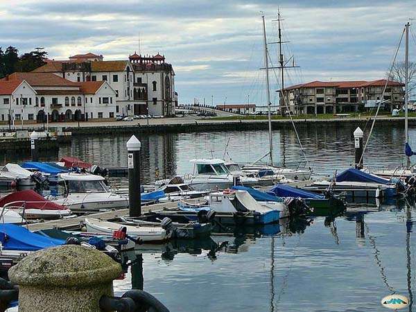 Puerto de Marín y Escuela Naval
