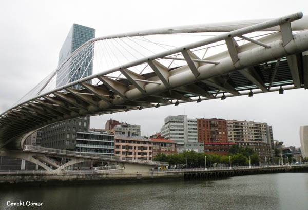 Puente Zubizuri en Bilbao