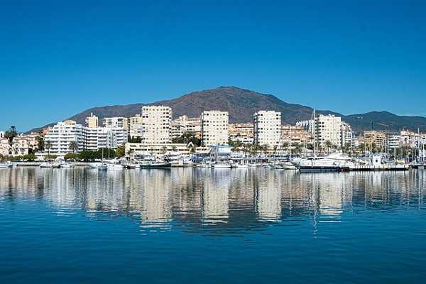 vista de estepona desde el mar