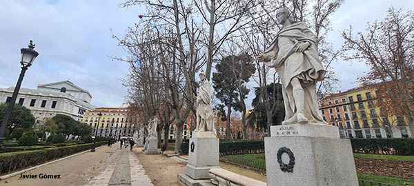 Estatuas de reyes en la Plaza de Oriente