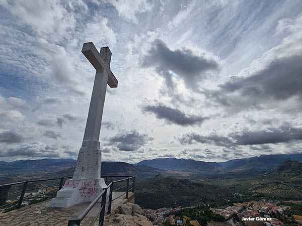 cruz en el mirador del cerro de santa catalina cruz en el mirador del cerro de santa catalina