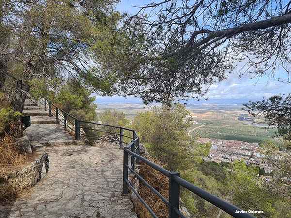 sendero hacia el mirador de la cruz en jaen sendero hacia el mirador de la cruz en jaen